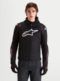 Alpinestars Zaca V 2 Waterproof Veste, veste de moto sport pour homme noire et rouge fluo, avec protections d'épaules DFS et logo Astar blanc sur la poitrine, portée par un modèle en studio