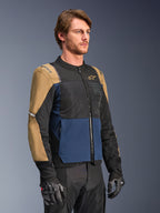Veste Alpinestars ST-2 Air, veste de moto, bleu foncé, kaki foncé et noir, avec panneaux de ventilation en mesh à haut flux et marquage « Alpinestars Exploration Equipment », portée avec des gants de moto noirs, design moderne d'aventure touring