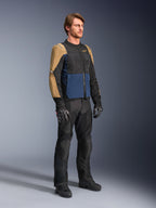 Motard portant la veste Alpinestars ST-2 Air en bleu profond, kaki foncé et noir, dotée de larges panneaux en mesh et de perforations au laser, associée à un pantalon, des gants et des bottes de moto noirs pour un look de tourisme d'été complet.