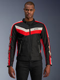 Veste Alpinestars T-Dyno WR, veste de moto en textile, noire avec rayures en chevron rouge vif et écru, coupe biker d'inspiration vintage, col montant avec fermeture à bouton, poches avant zippées, logos étoiles sur les manches, portée par un mannequin