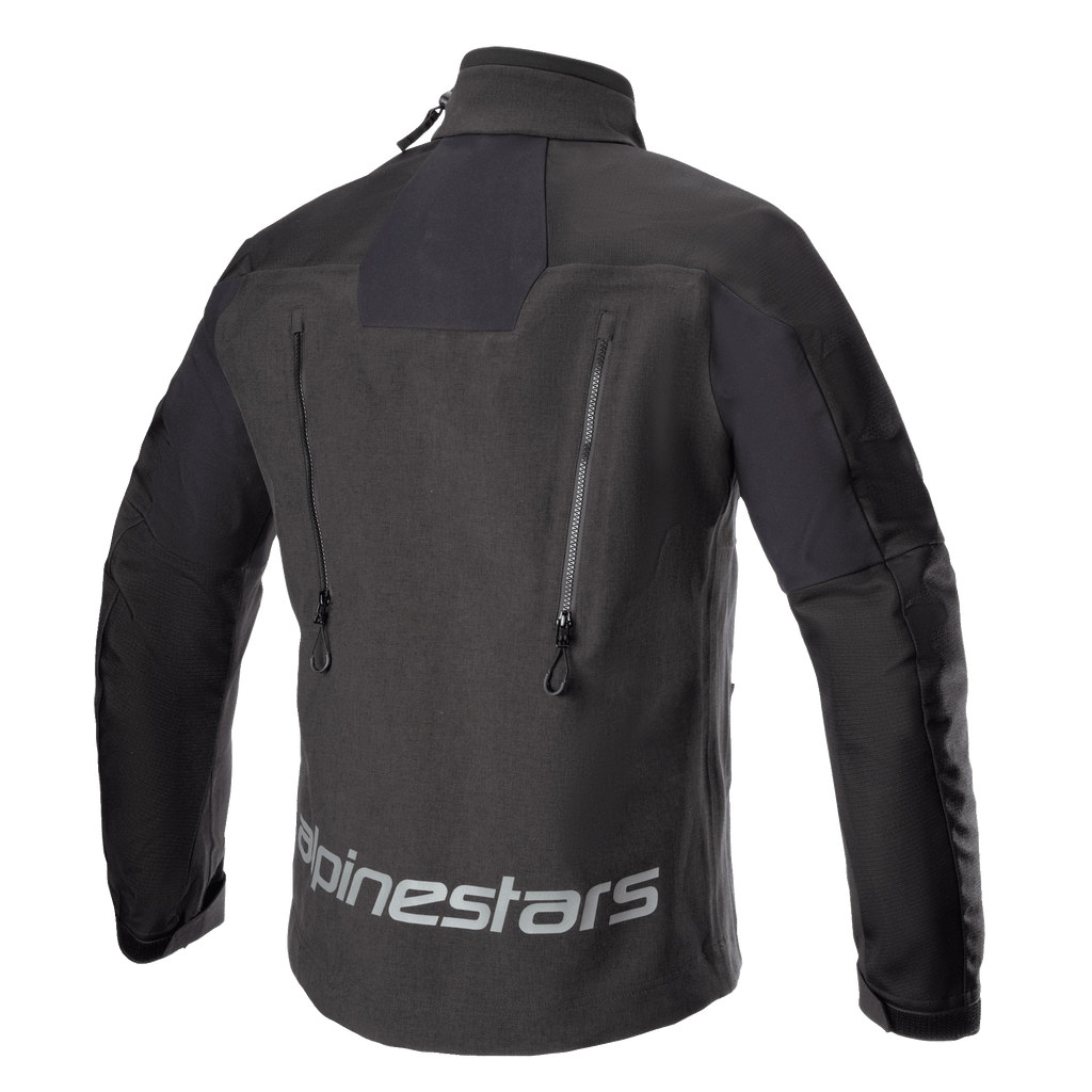 Veste Alpinestars Hyde XT Drystar® XF, veste de moto, noire, vue de dos présentant un large logo Alpinestars réfléchissant dans le bas du dos, deux aérations verticales zippées et des panneaux en ripstop texturé.