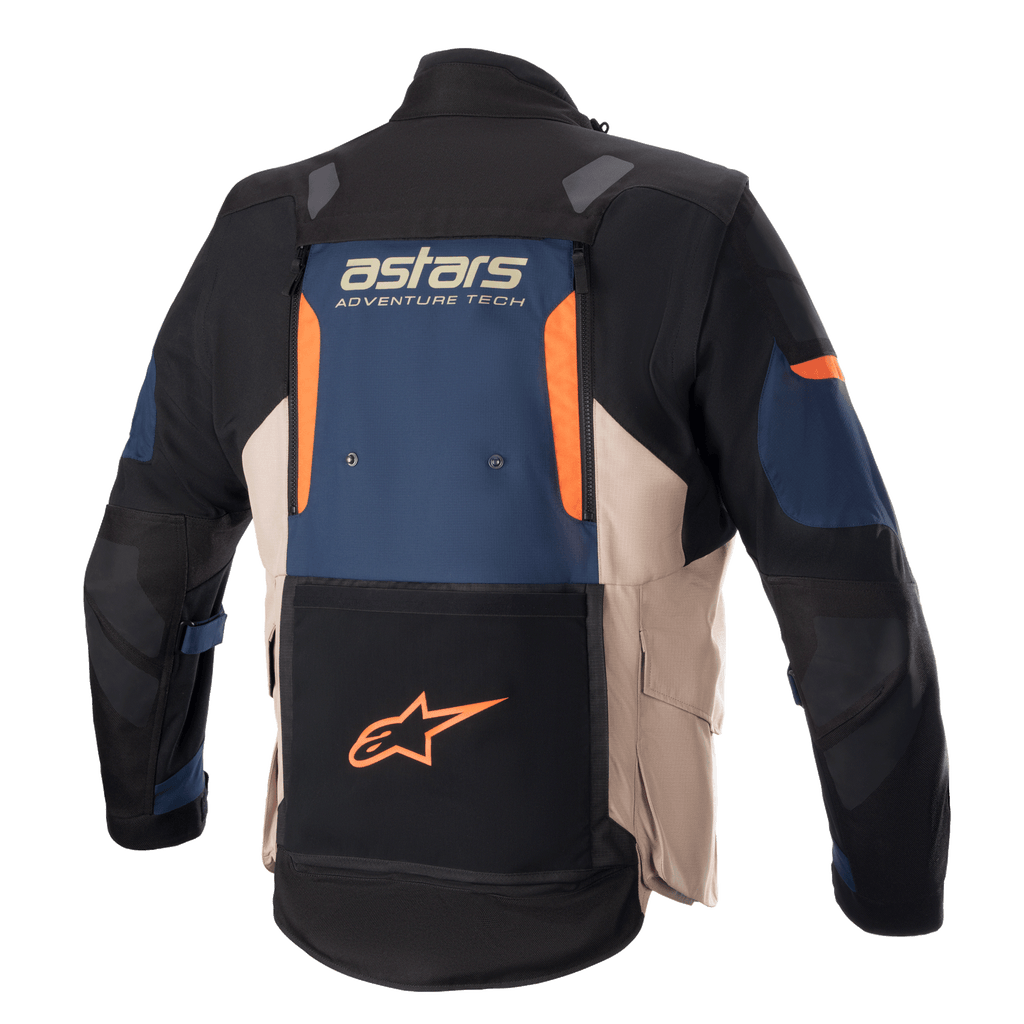 Veste Alpinestars Halo Drystar®, veste de moto d'aventure touring, vue arrière, bleu foncé, kaki foncé et orange vif, dotée d'un grand panneau de ventilation arrière, du logo « astars ADVENTURE TECH » et d'une poche au bas du dos avec un logo étoile orange.