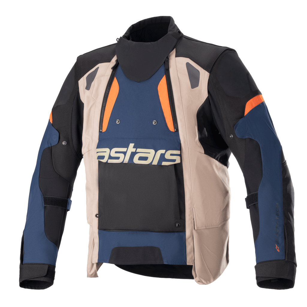 Veste Alpinestars Halo Drystar®, veste de moto touring aventure, bleu foncé, kaki foncé et orange vif, avec devant asymétrique, large panneau d'aération, logo 'astars' sur la poitrine, col haut et construction textile robuste pour une protection toutes saisons