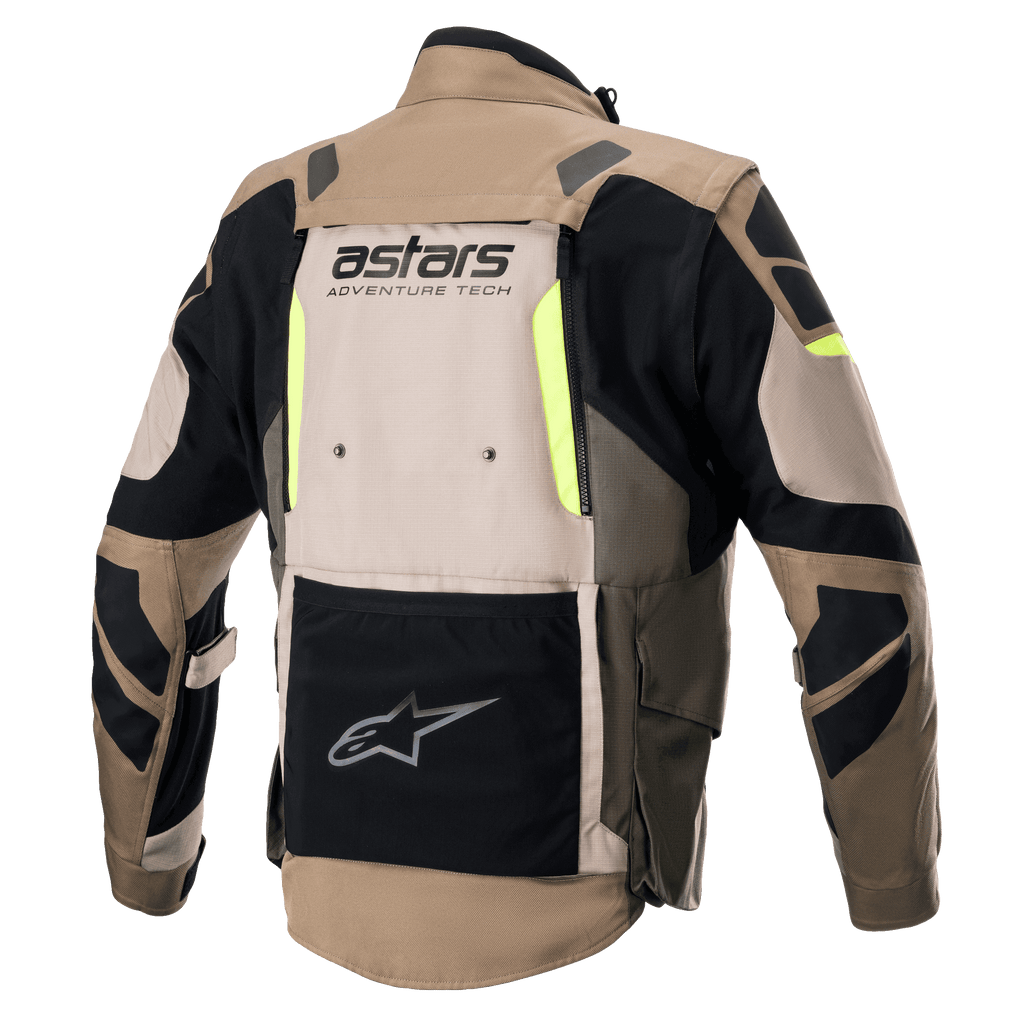 Veste Alpinestars Halo Drystar®, vue arrière, kaki foncé et sable avec accents jaune fluo, veste de moto de touring et d'aventure dotée d'un grand panneau de ventilation arrière, du marquage « astars ADVENTURE TECH » et d'une poche utilitaire inférieure noire.