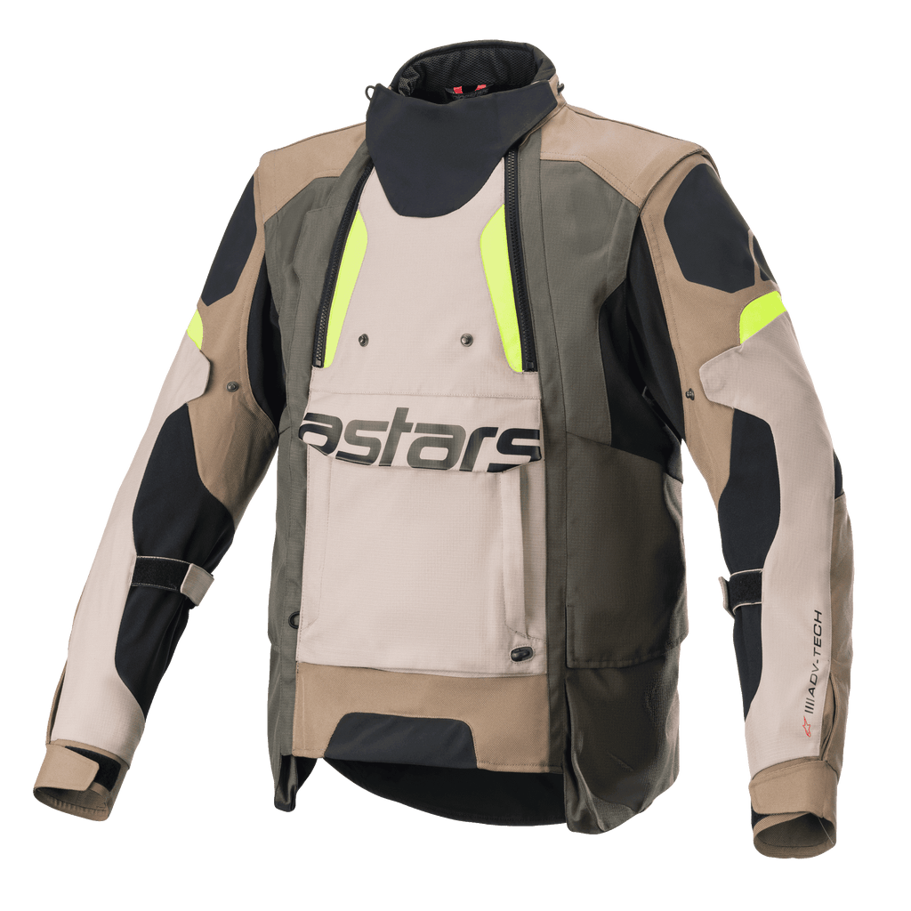 Veste Alpinestars Halo Drystar®, veste de moto touring et aventure, kaki foncé et sable avec accents jaune fluo, dotée d'un large panneau de ventilation frontal avec logo astars, col haut et construction textile robuste pour une conduite toutes saisons.