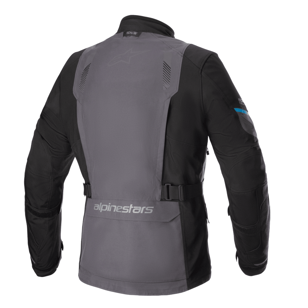 Veste Alpinestars Monteira Drystar® XF, veste de moto de tourisme d'aventure, gris goudron et noir avec accents bleu méthyle, vue arrière montrant un large panneau dorsal gris, des sangles de réglage à la taille et le logo Alpinestars sur le bas du dos.