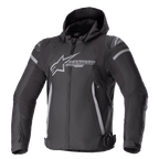 Alpinestars Zaca Waterproof Jacket, veste de moto sport, noir et gris foncé, avec capuche amovible, grand logo gris sur la poitrine, accents gris clair sur les épaules et les côtés, sangles de réglage à la taille et fermeture éclair frontale, construction textile sportive