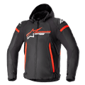 Veste imperméable Alpinestars Zaca, noire avec accents rouge vif et blancs, veste de moto en textile à capuche avec fermeture éclair frontale, rayures latérales rouges verticales, logo étoile Alpinestars sur la poitrine, protections d'épaules, équipement de sport toutes saisons