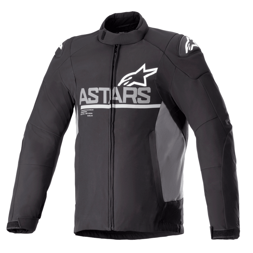 Veste Alpinestars SMX Waterproof Jacket, veste de moto, noire avec panneaux latéraux gris foncé, logo ASTARS blanc sur la poitrine et logos étoilés sur les épaules, construction en textile et softshell, fermeture éclair frontale, col haut et poignets velcro ajustables