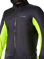 Doublure imperméable Alpinestars Bogotá Pro Drystar®, couche technique de moto, noire avec panneaux jaune fluo sur les bras, fermeture éclair frontale et logo Drystar sur la poitrine, conçue pour une protection de conduite par tous les temps