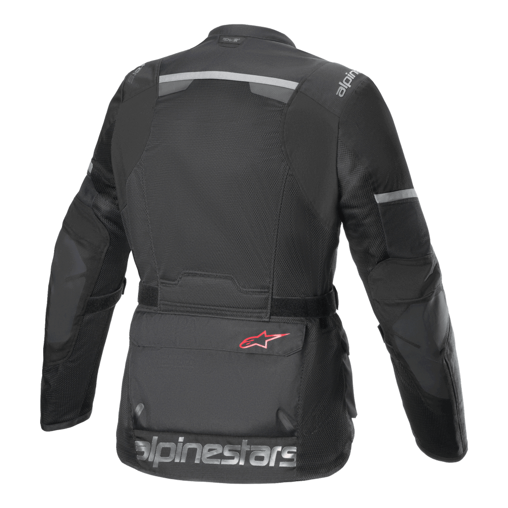Veste Alpinestars Andes Air Drystar®, veste de moto, noire, vue arrière présentant de larges panneaux de ventilation en mesh, des bandes réfléchissantes sur le haut du dos et les manches, et un grand marquage Alpinestars sur l'ourlet inférieur.