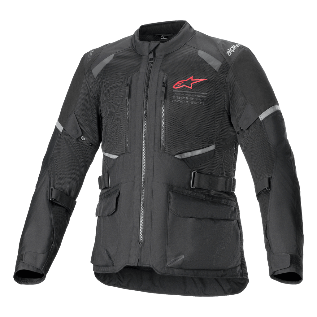 Veste Alpinestars Andes Air Drystar, veste de moto touring aventure noire, vue de face, dotée de larges panneaux de ventilation en mesh, d'un logo Alpinestars rouge sur la poitrine, d'inserts réfléchissants et de poches cargo à l'avant.