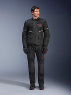 Alpinestars Andes Air Drystar® Pants, pantalon de moto touring, noir, doté de panneaux de ventilation en mesh et d'un logo rouge sur la jambe, porté avec une veste et des gants assortis, équipement de touring aventure professionnel