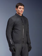 Membrane imperméable de la veste Alpinestars Andes Air Drystar®, noire, portée par un mannequin homme avec des gants et un pantalon noirs, textile technique léger avec marquage 'Drystar' sur la manche, prise de vue en studio