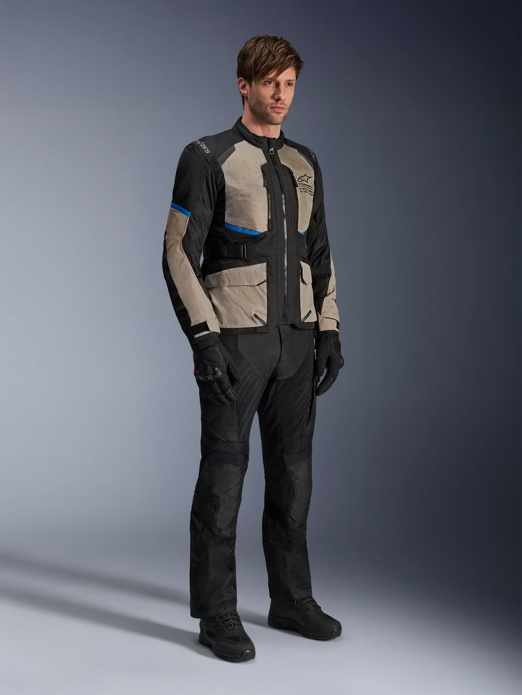 Veste Alpinestars Andes Air Drystar®, veste de touring moto, Noir Laurel Gray et Bright Blue, portée avec un pantalon et des gants assortis, dotée de larges panneaux en maille pour la circulation de l'air et d'une coupe orientée route, équipement de touring aventure