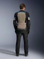 Veste Alpinestars Andes Air Drystar®, Noir, Gris Laurel et Bleu Éclatant, vue arrière montrant un large panneau de ventilation en maille, grande poche de rangement au bas du dos avec marquage Alpinestars, veste de touring moto technique portée avec un pantalon assorti.