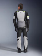 Ensemble veste et pantalon Alpinestars Andes Air Drystar®, tenue de touring aventure Ice Gray Dark Gray Black, vue arrière d'un pilote portant l'équipement complet avec accents jaune fluo, doté de larges panneaux de ventilation en mesh et du marquage Alpinestars