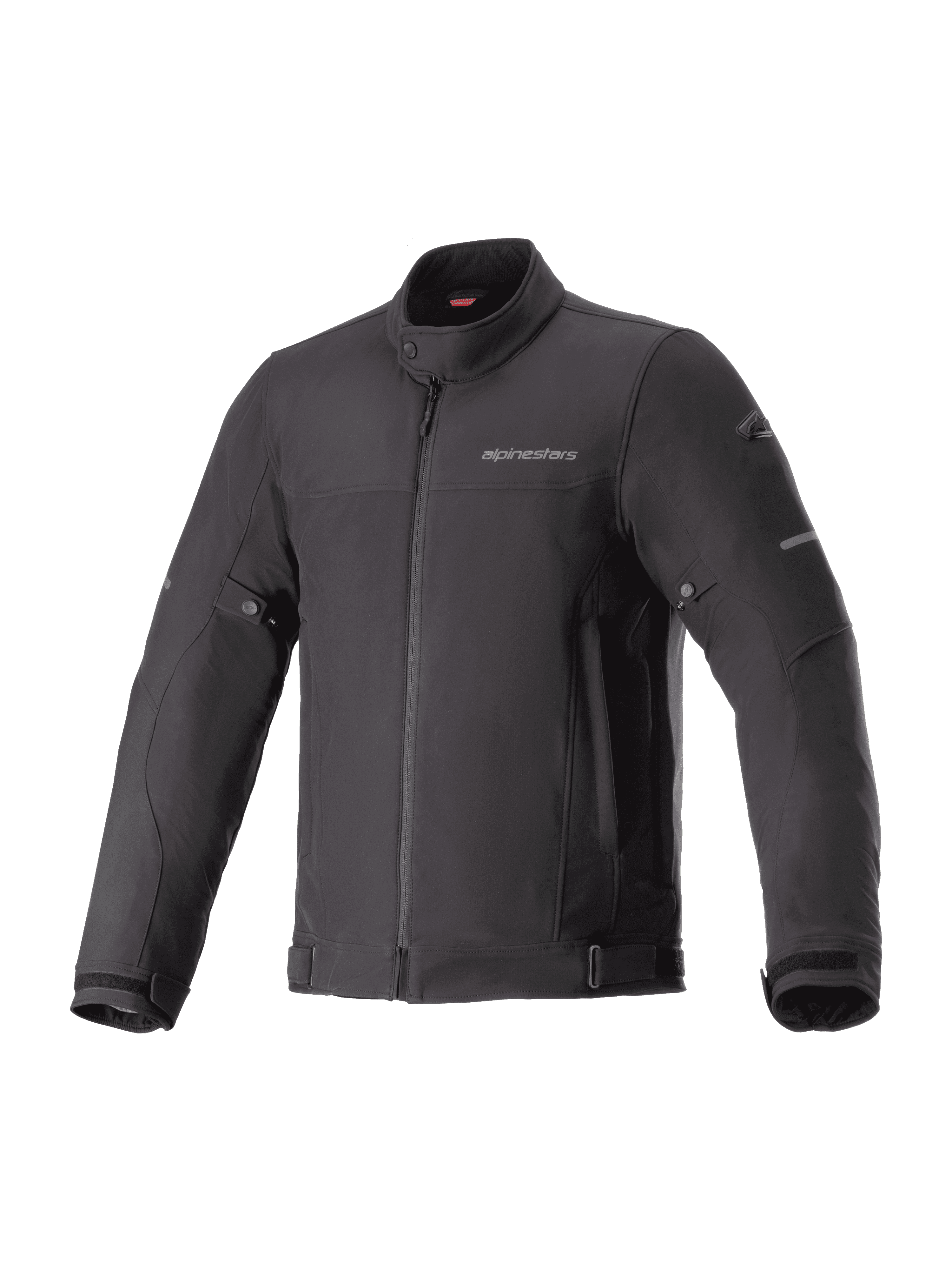 Alpinestars Husker Waterproof Jacket, veste de moto urbaine noire, tissu softshell haute densité, col haut avec bouton-pression, fermeture éclair frontale intégrale, sangles de réglage à la taille et aux poignets, logo discret sur la poitrine et accents réfléchissants sur les manches.