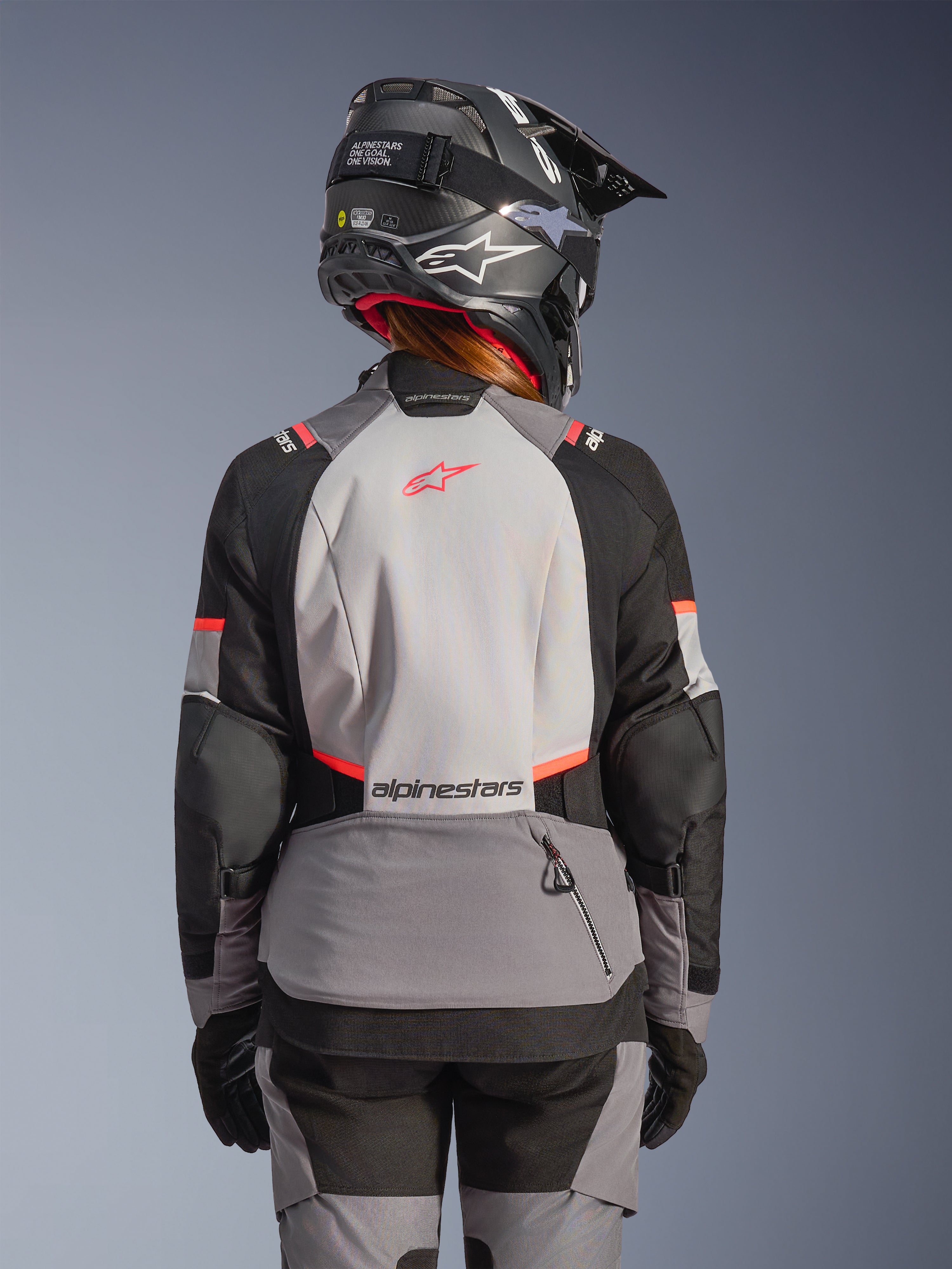 Veste Alpinestars Stella Andes V4 Drystar®, veste de moto aventure pour femme, grise et noire avec corail fluo, vue de dos.