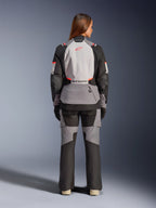 Veste Stella Andes V4 Drystar Alpinestars, veste de moto touring pour femme, grise et noire, vue de dos, équipement imperméable et technique.