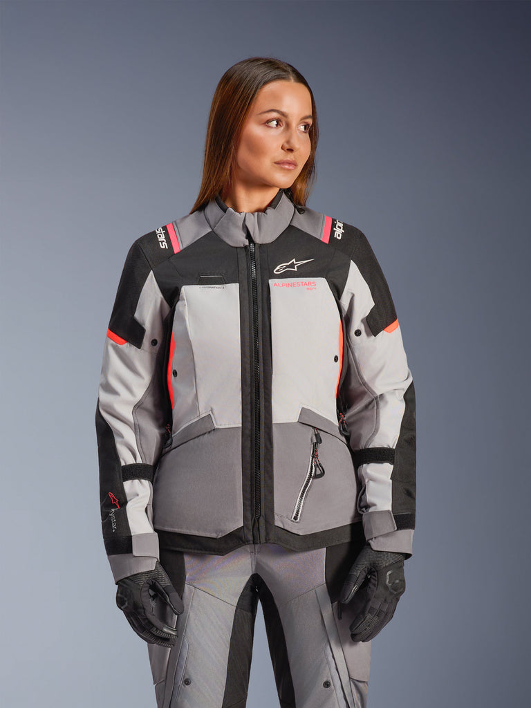 Veste Stella Andes V4 Drystar® d'Alpinestars, veste de moto touring pour femme, grise et noire, textile imperméable, portée par un mannequin.