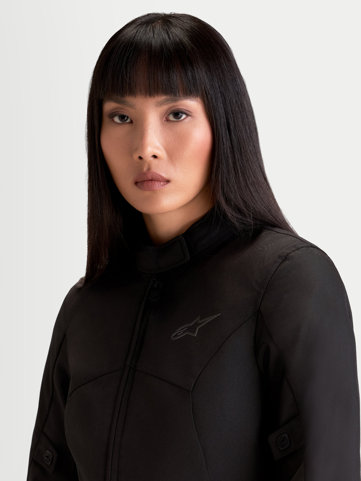 Alpinestars Stella C-1 Waterproof Veste, veste de moto urbaine en textile pour femme, noire, vue de portrait en gros plan montrant le col souple et la construction en polyfabric portée par un mannequin