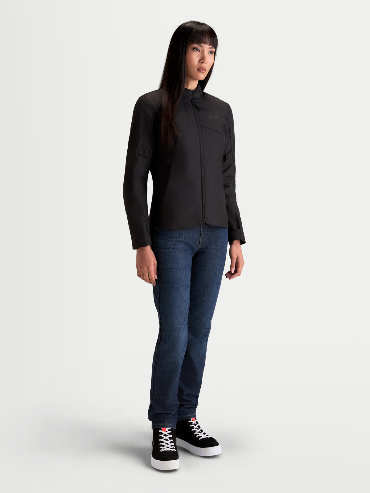 Alpinestars Stella C-1 Waterproof Veste, veste de moto urbaine en textile pour femme en coloris noir, vue de face sur un mannequin portant un équipement de moto décontracté