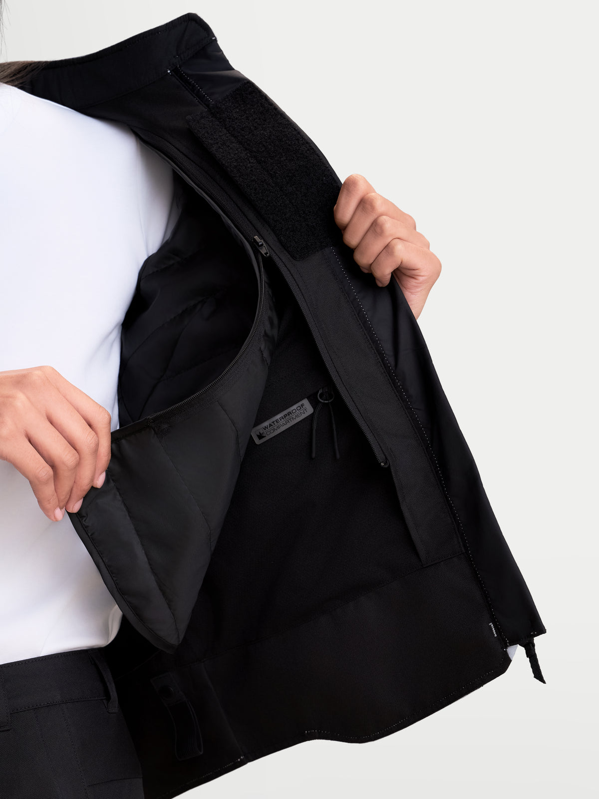 Alpinestars Stella C 1 Waterproof Veste, veste de moto urbaine pour femme en gris glace et noir, vue rapprochée montrant le compartiment étanche interne et l'isolation thermique amovible