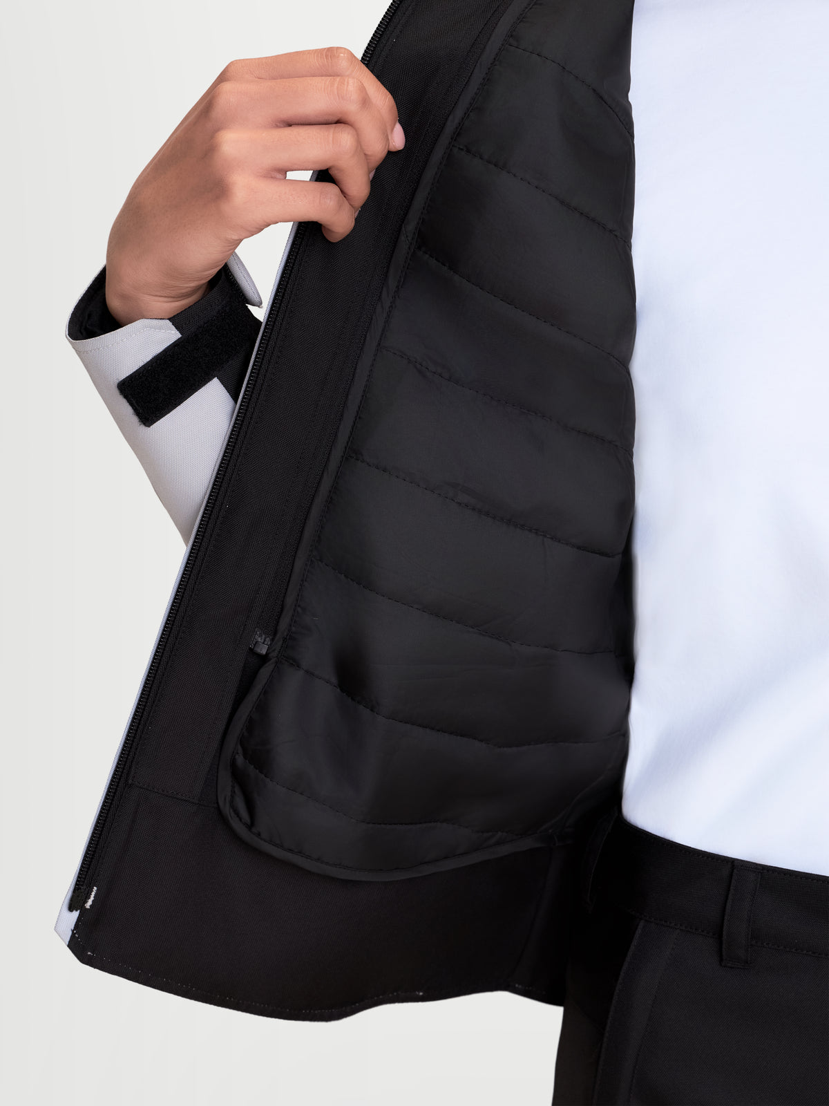 Alpinestars Stella C-1 Waterproof Veste, veste de moto urbaine pour femme en gris glace et noir, vue rapprochée montrant la doublure thermique matelassée et la fermeture éclair frontale portées par un modèle