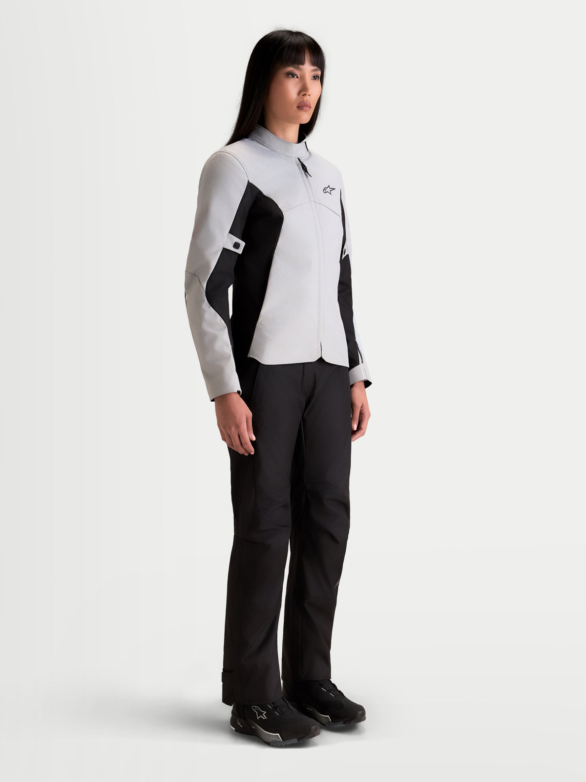 Alpinestars Stella C 1 Waterproof Veste, veste de moto urbaine imperméable pour femme en gris glace et noir, portée par un modèle