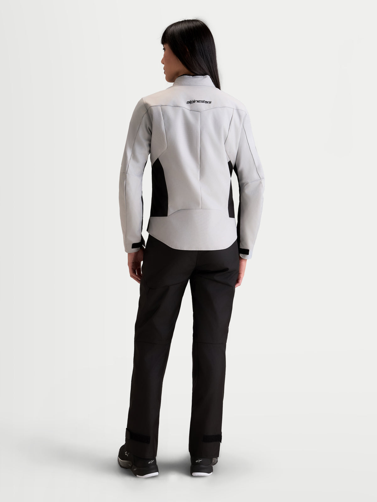 Alpinestars Stella C 1 Waterproof Veste, veste de moto urbaine imperméable pour femme en gris glacier et noir, vue de dos sur un modèle montrant la construction textile imperméable