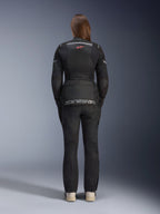 Femme portant la veste Alpinestars Stella Andes Air Drystar® et le pantalon assorti, Noir, vue arrière montrant le grand marquage Alpinestars gris sur la poche du bas du dos, le petit logo étoile rouge en haut du dos, des panneaux de ventilation en maille et des détails réfléchissants pour le touring d'aventure