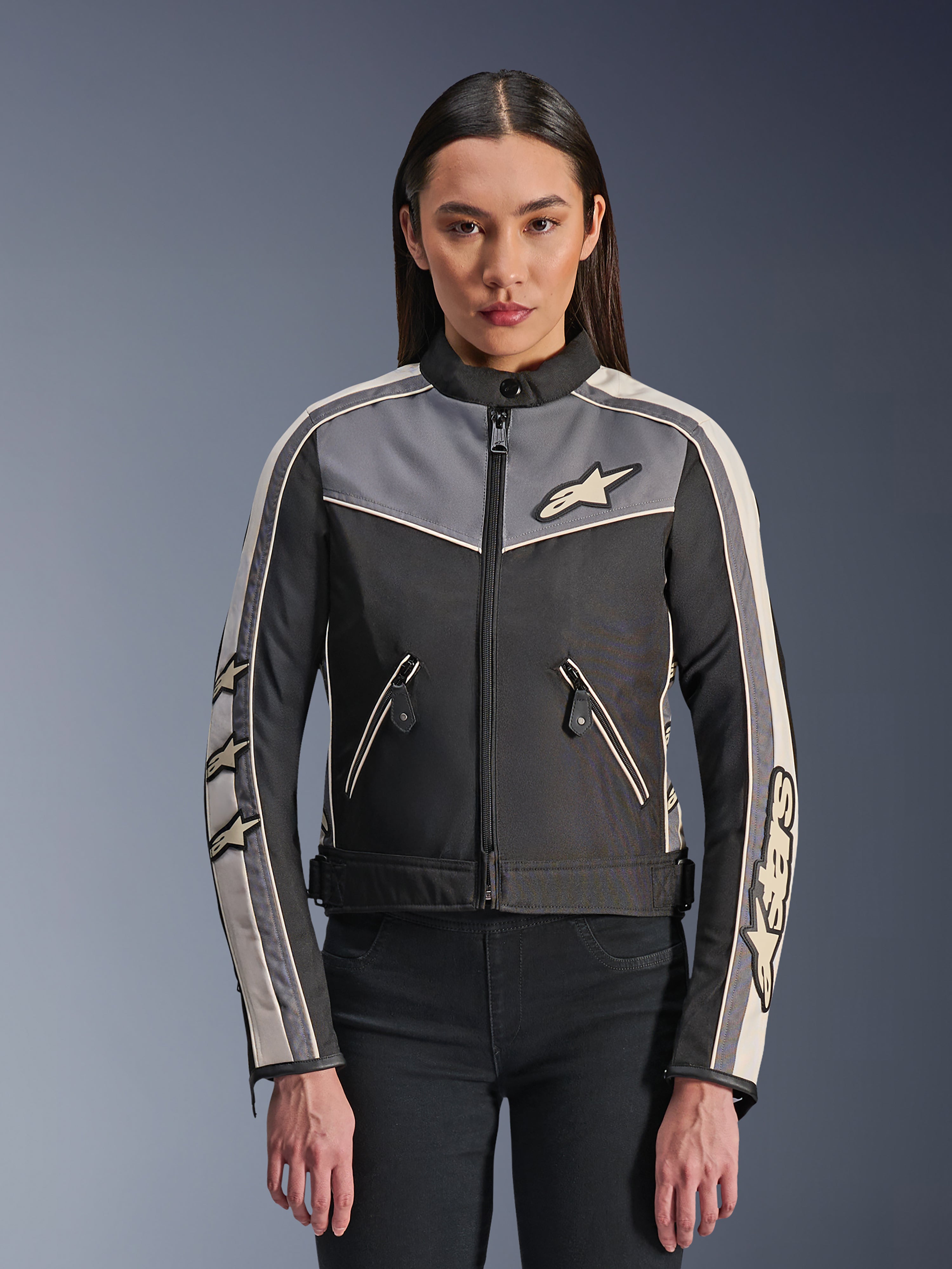 Alpinestars Stella T-Dyno WR, veste de moto textile pour femme, noire avec des accents gris foncé et écru, coupe biker d'inspiration vintage, fermeture éclair frontale et poches zippées, logos Alpinestars et étoiles sur les manches, équipement de protection pour la route