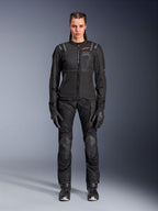 Alpinestars Stella Andes Air Drystar® Pants, pantalon de moto touring pour femme, noir, doté de panneaux de ventilation en maille et de protections renforcées aux genoux, porté avec une veste et des gants assortis, équipement de touring aventure