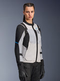 Alpinestars Stella ST-2 Air Jacket, veste de moto pour femme, gris glace et noir, larges panneaux de ventilation en maille et perforations découpées au laser, marquage « Alpinestars Exploration Equipment » sur la poitrine, équipement technique de conduite estivale