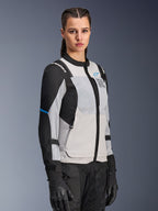 Alpinestars Stella ST-2 Air Jacket, veste de moto pour femme, gris glace et noir, larges panneaux de ventilation en maille et perforations découpées au laser, marquage « Alpinestars Exploration Equipment » sur la poitrine, équipement technique de conduite estivale