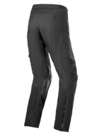 Pantalon Alpinestars AMT-8 Stretch Drystar® XF, pantalon de moto Adventure Touring, noir, vue arrière aux 3/4 avec panneaux extensibles en accordéon sur les mollets, renforts intérieurs aux genoux en cuir de chèvre et ouverture de jambe zippée.