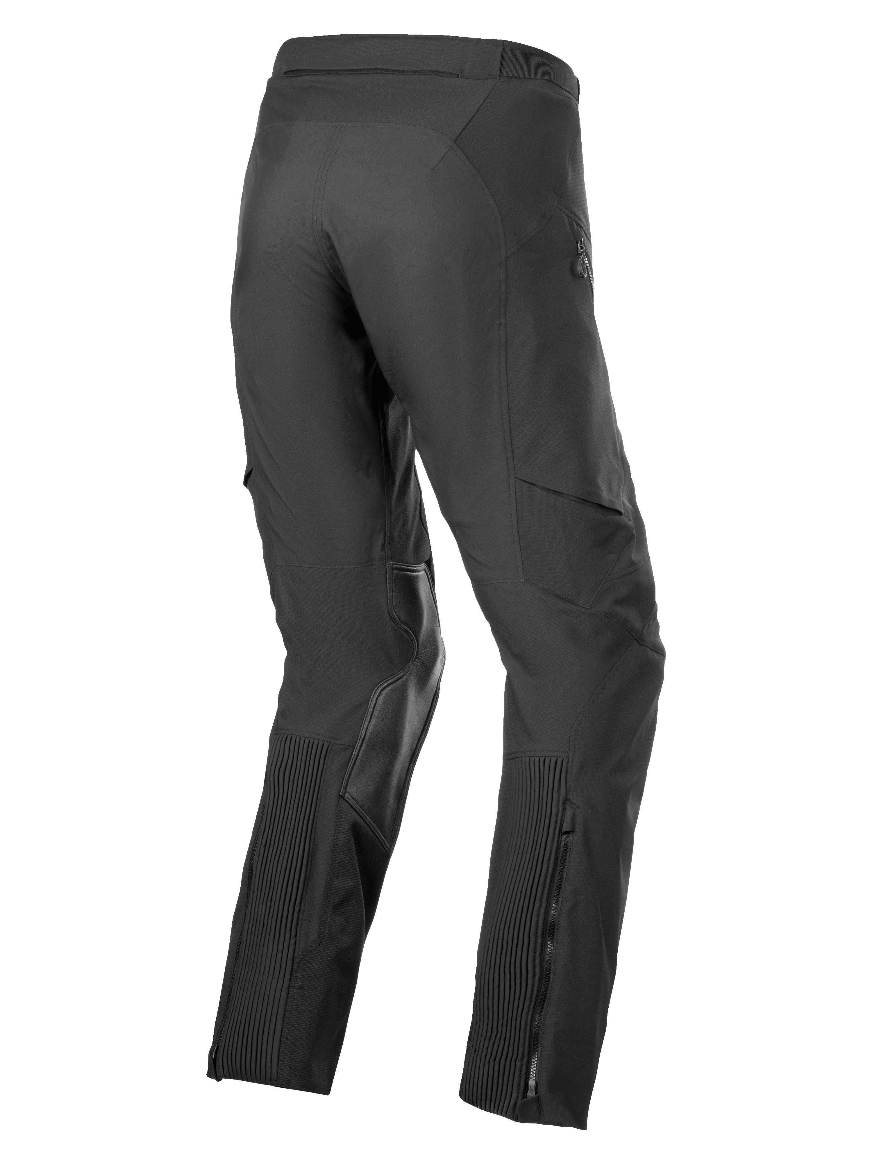 Pantalon Alpinestars AMT-8 Stretch Drystar® XF, pantalon de moto Adventure Touring, noir, vue arrière aux 3/4 avec panneaux extensibles en accordéon sur les mollets, renforts intérieurs aux genoux en cuir de chèvre et ouverture de jambe zippée.