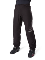 Doublure de pantalon Alpinestars Amt-8 Stretch Drystar® XF, noire, construction en textile imperméable et extensible avec logo AMT argenté, portée avec des bottes de moto noires, composant d'équipement de moto d'aventure touring.
