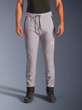Pantalon Alpinestars Aeroshell, gris moyen et jaune fluo, pantalon de moto softshell polyvalent, doté d'une taille avec cordon de serrage noir et de chevilles ajustées, logo jaune sur la cuisse gauche, genoux pré-courbés, silhouette sportive de style jogging