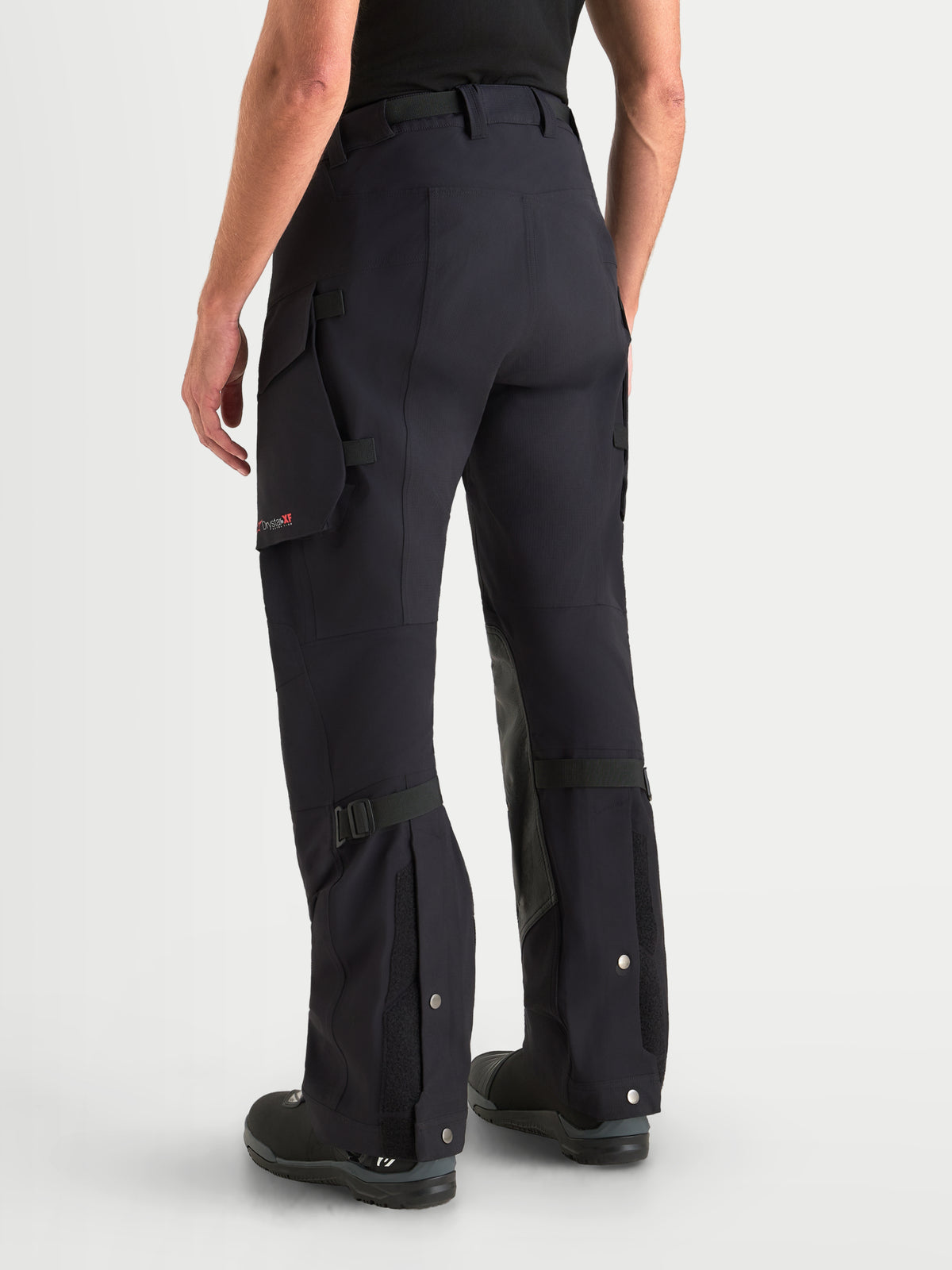 Alpinestars Maxdura Drystar XF Pantalons, pantalon de moto adventure pour homme noir, vue de dos montrant les poches cargo, la coupe sur-la-botte et la construction textile imperméable