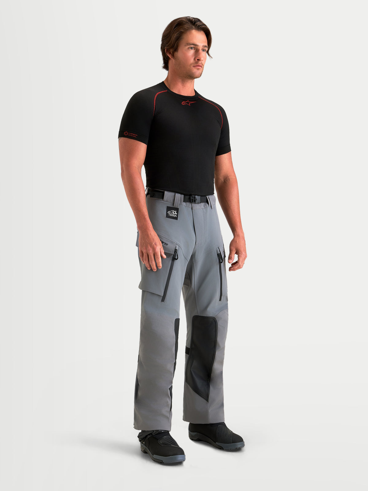 Alpinestars Maxdura Drystar XF Laminated Pantalons, pantalon de moto adventure pour homme gris foncé et noir, avec aérations zippées aux cuisses et empiècements de protection aux genoux, porté par un modèle