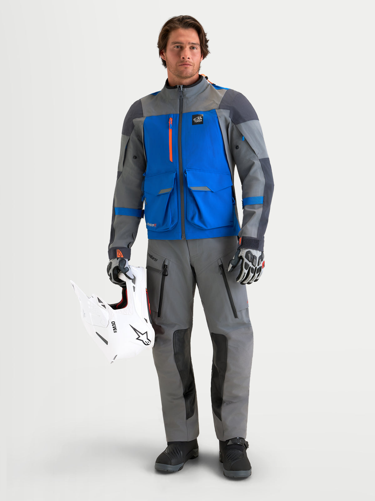 Alpinestars Maxdura Drystar XF Laminated Pantalons, pantalon de moto adventure pour homme gris et noir, porté par un modèle tenant un casque blanc tout-terrain
