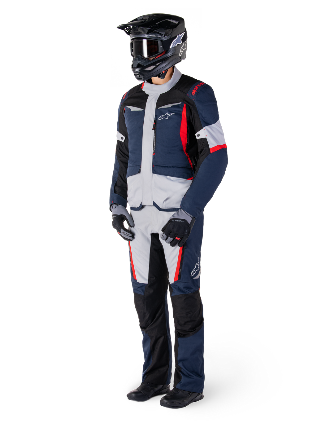 Pantalon imperméable Alpinestars St-1, pantalon Adventure Touring, bleu foncé, noir et rouge vif, porté avec une veste de touring assortie, un casque noir, des gants et des bottes, avec des panneaux gris clair, des accents rouges et le logo Alpinestars, conçu pour la conduite par tous les temps
