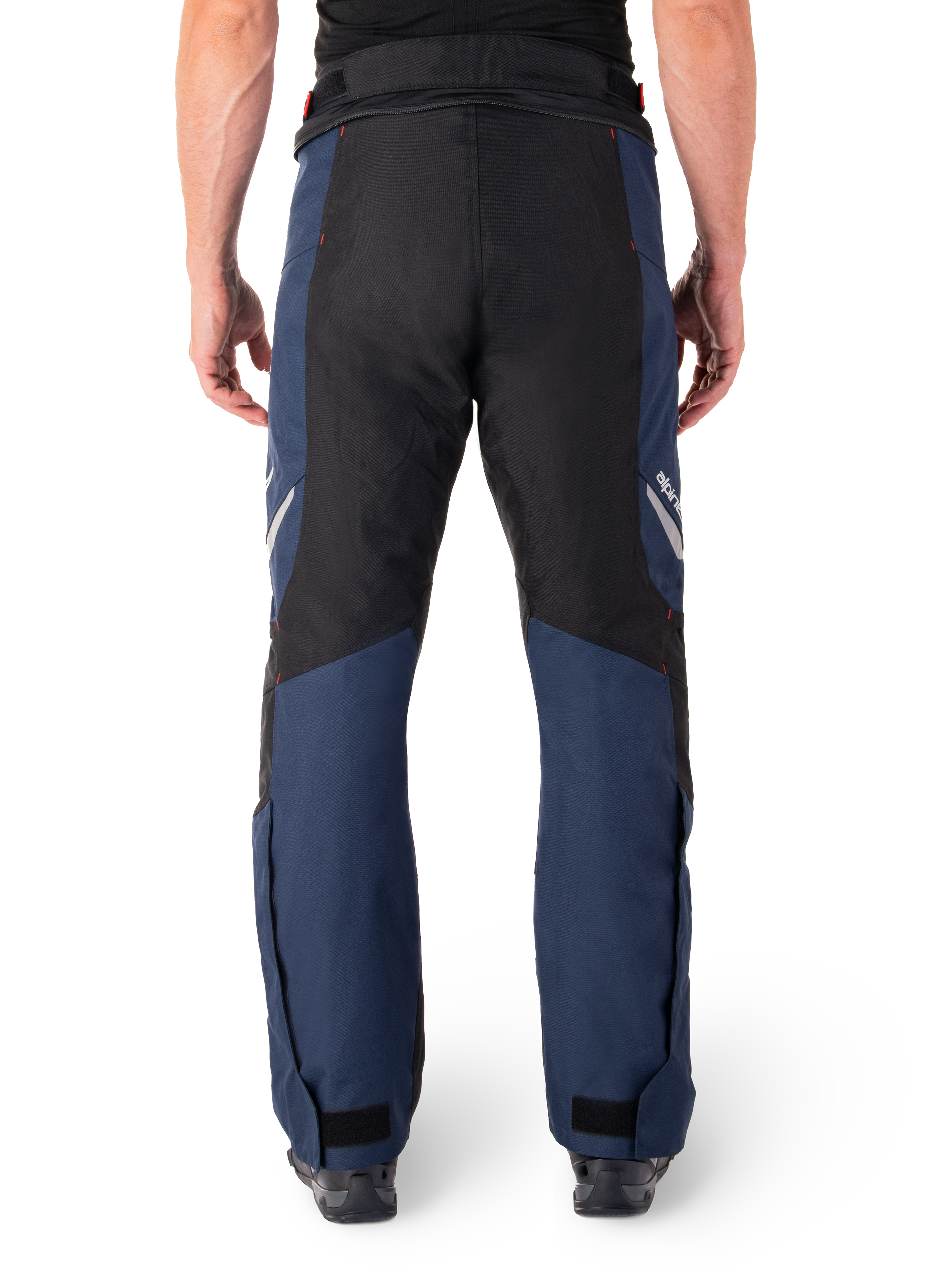 Alpinestars St-1 Waterproof Pants, pantalon de touring moto, bleu foncé et noir avec accents rouge vif, vue arrière, design touring épuré avec construction en textile durable, marquage réfléchissant et fermetures de chevilles réglables.