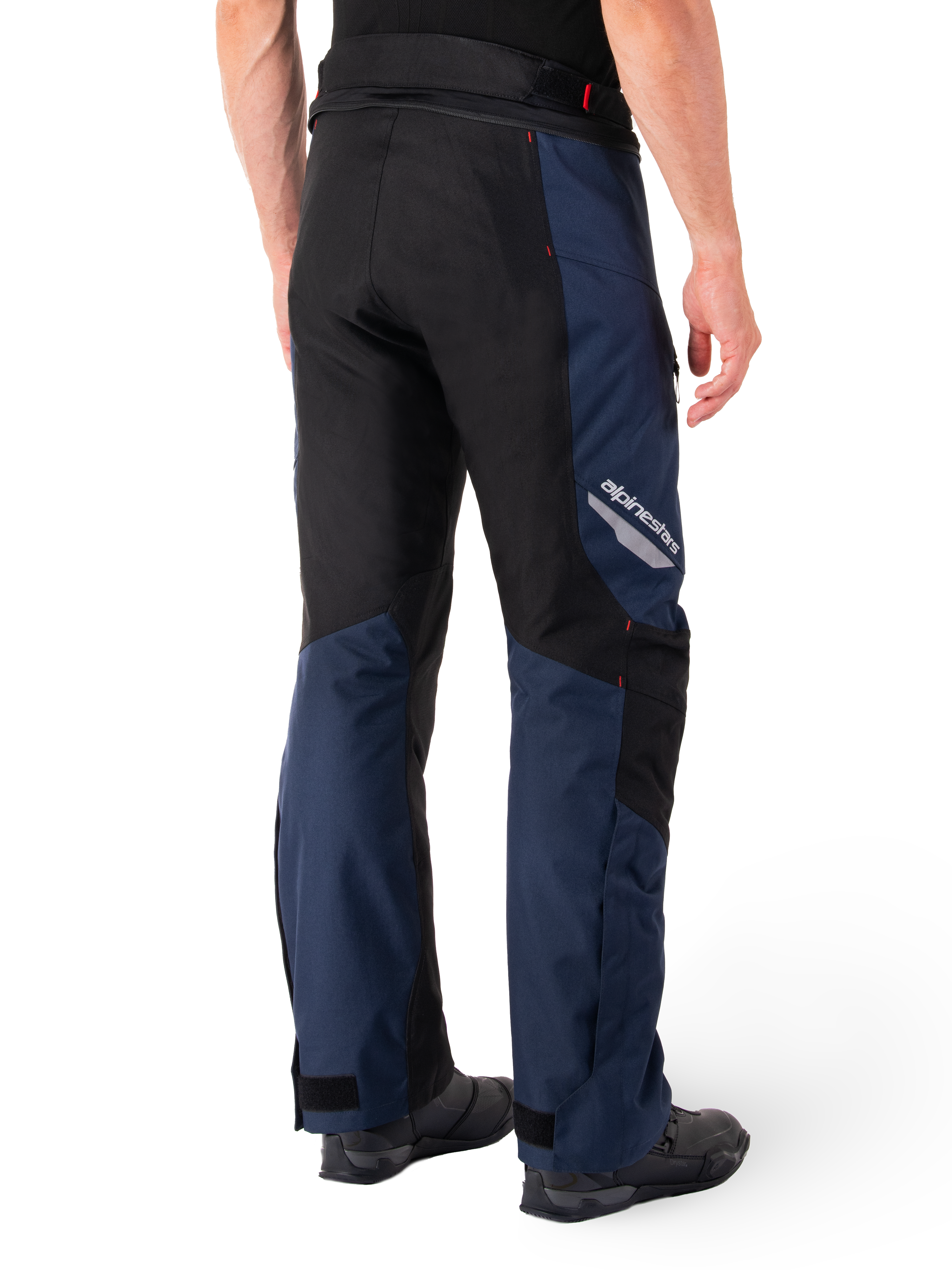 Pantalon imperméable Alpinestars St-1 WP, bleu foncé, noir et rouge vif, vue arrière montrant des panneaux contrastés noirs, logo Alpinestars réfléchissant sur la cuisse, coupe ergonomique pour le touring moto