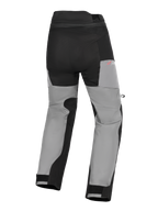 Pantalon Alpinestars Andes V4 Drystar®, pantalon de moto aventure, noir et gris foncé, vue arrière avec panneaux d'assise renforcés, logo Drystar rouge sur la hanche et fermetures de chevilles réglables par velcro.