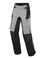 Pantalon Alpinestars Andes V4 Drystar®, pantalon de moto d'aventure, noir et gris foncé, avec panneaux de renfort noirs aux genoux et aux tibias, aérations zippées sur les cuisses et poches cargo, logo Alpinestars blanc sur la hanche, conçu pour la route et l'aventure par tous les temps
