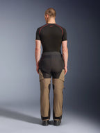 Pantalon Alpinestars Andes V4 Drystar®, pantalon de moto d'aventure, noyer et noir, vue arrière sur un mannequin, doté de panneaux renforcés et d'une construction textile durable pour rouler par tous les temps.