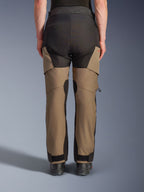Pantalon Alpinestars Andes V4 Drystar®, pantalon de moto adventure touring, noyer et noir, vue arrière présentant des panneaux d'assise noirs renforcés, un logo rouge et des fermetures réglables aux chevilles.